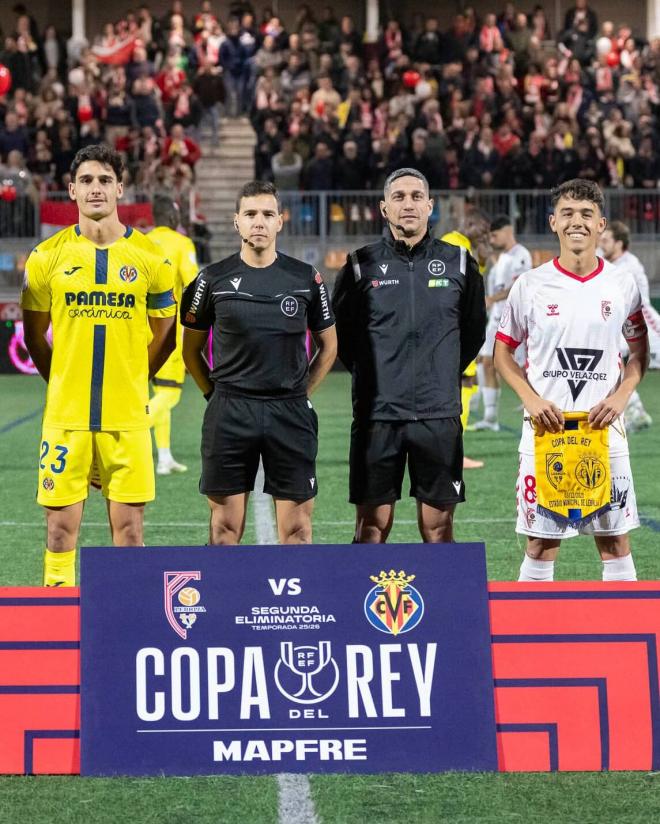 Los capitanes posan antes del inicio del encuentro. (Foto: Villarreal CF)