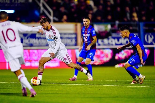 Isaac Romero chuta para hacer el 0-2 en el Extremadura-Sevilla (Foto: SFC).