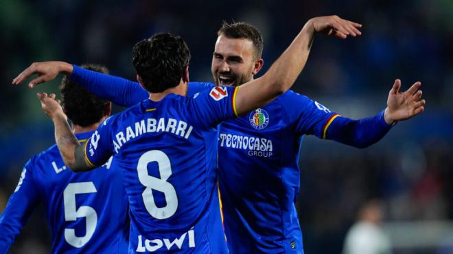 Arambarri y Mayoral se abrazan tras su gol al Elche (Europa Press)