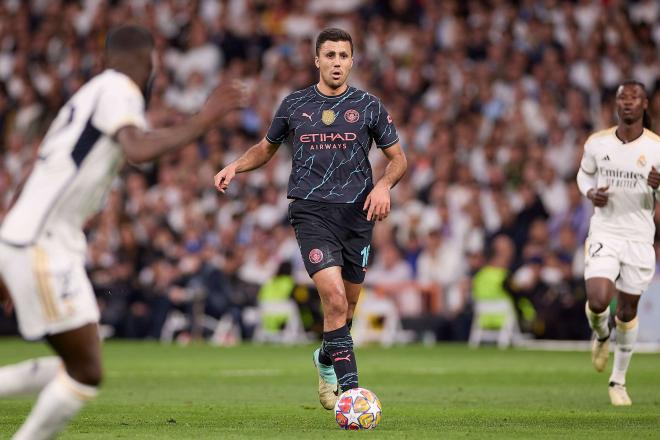 Rodri Hernández conduce el balón en el partido de Champions contra el Real Madrid (FOTO: Cordón