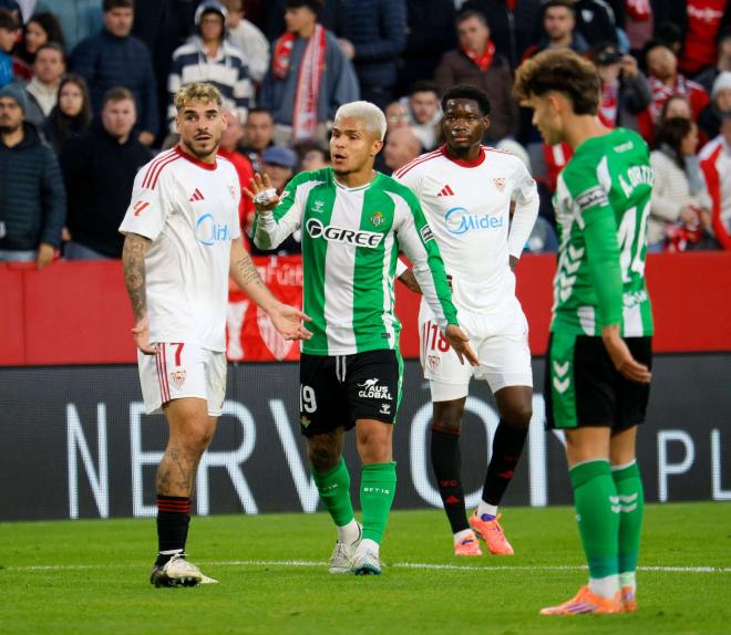 Isaac Romero, expulsado ante el Betis (Foto: Cordon Press).