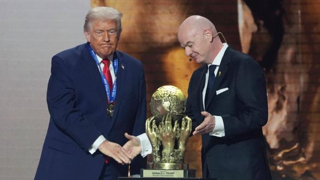 Donald Trump recibe el premio de la Paz de la FIFA (Cordon Press)