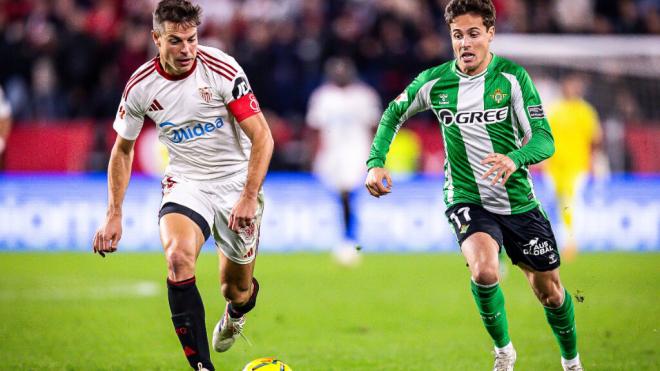 Azpilicueta y Riquelme pugnan en carrera en el derbi sevillano (Foto: Kiko Hurtado).