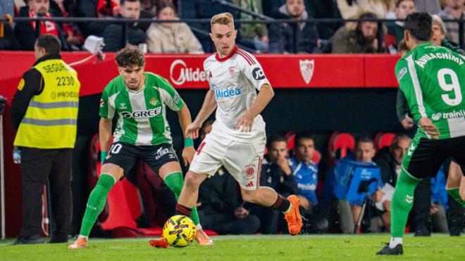 Peque conduce el balón en el Sevilla FC-Real Betis (Foto: Kiko Hurtado).