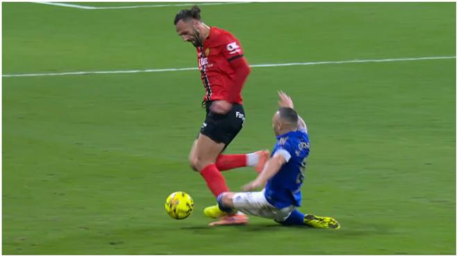 La entrada de Santi Cazorla sobre Muriqi que acabó en expulsión. (Movistar)