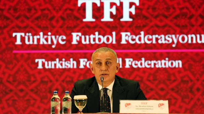 El presidente de la TFF, Ibrahim Ethem Haciosmanoglu, en rueda de prensa (Europa Press)