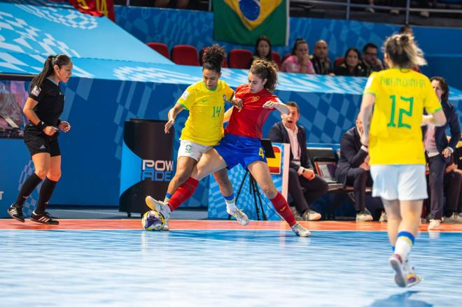 Lance del España-Brasil del Mundial de fútbol sala (Foto: RFEF).