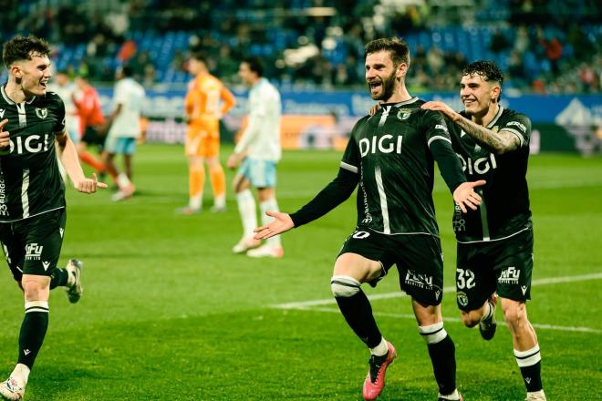 Mario González celebra su gol con el Burgos en el Ibercaja Estadio (Foto: X).