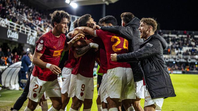 Gol de Jesús Vázquez, Lucas Beltrán se abraza con sus compañeros (Foto: VCF)