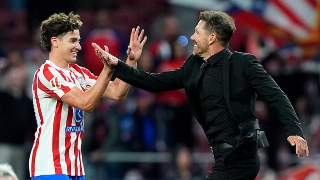 Julián Alvarez y Simeone en un partido del Atlético de Madrid (Cordon Press)