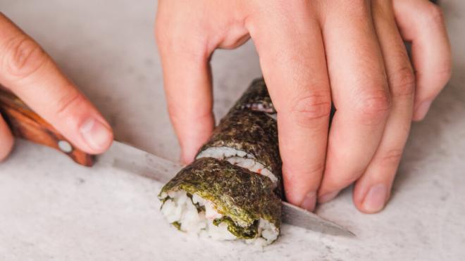 Persona haciendo sushi en casa (Freepik)