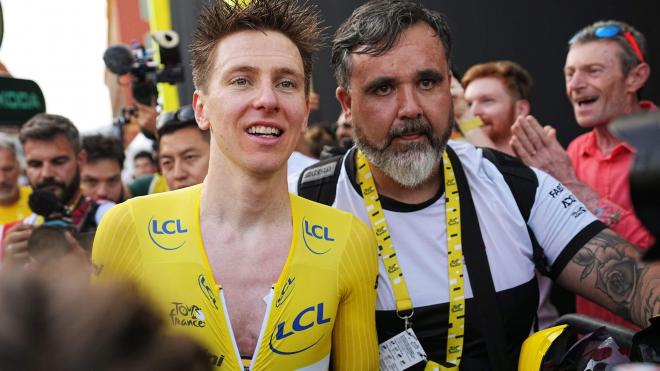 Joseba Elguezabal, fisioterapeuta personal del ciclista Tadej Pogacar.