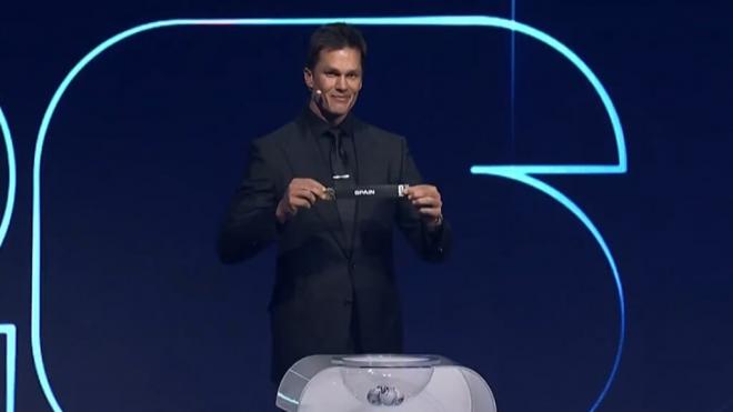 Tom Brady sacando la papeleta de España en el sorteo del Mundial (Captura de 'La 1')