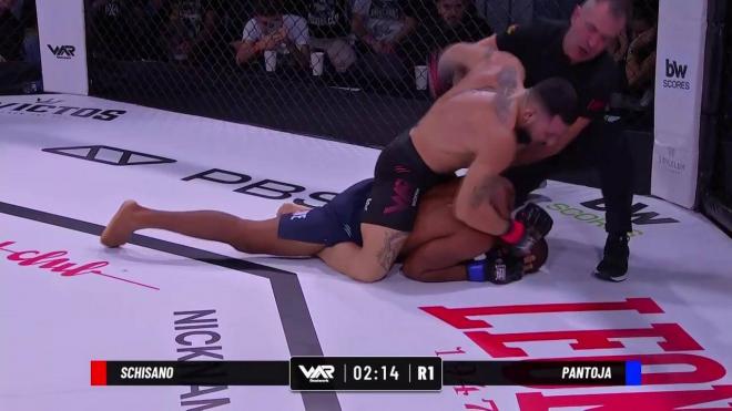 El árbitro detiene la pelea entre Schisano y Cobra (captura: Infinity).