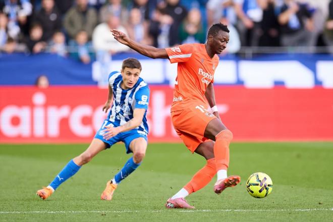 Sadiq Umar controla un balón en el Alavés-Real Sociedad (Foto: Europa Press).
