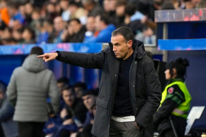 Sergio Francisco da instrucciones durante el Alavés-Real Sociedad (Foto: EFE).
