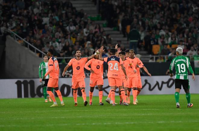 Los jugadores del Barça celebran un gol al Betis (Foto: Kiko Hurtado).