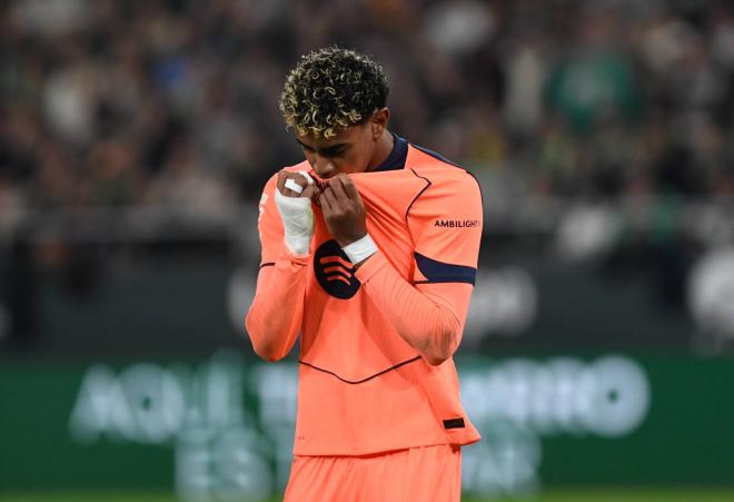 Lamine Yamal se lamenta durante el Betis-Barcelona (Foto: Kiko Hurtado).