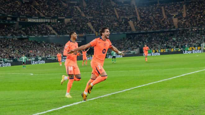 Ferran Torres celebrando uno de sus goles ante el Betis (Cordon Press)