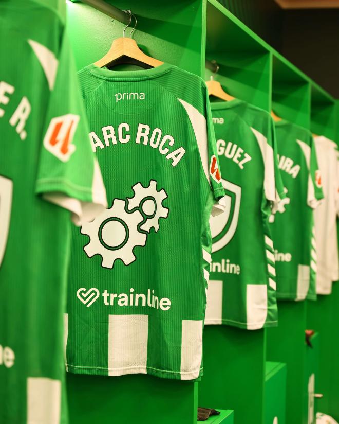 Las camisetas que lucieron los jugadores del Betis a su salida al césped (Foto: RBB)