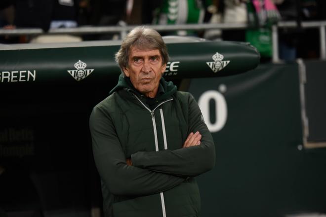 Manuel Pellegrini, ante el Barça (Foto: Kiko Hurtado).
