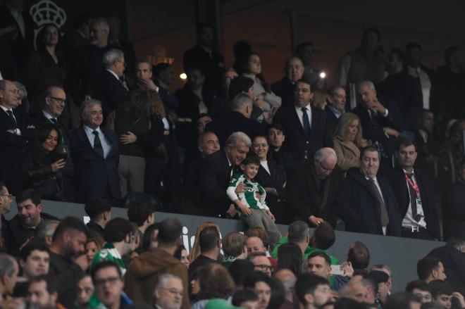 Joan Laporta, presidente del FC Barcelona, con un niño aficionado del Betis (Foto: Kiko Hurtado).