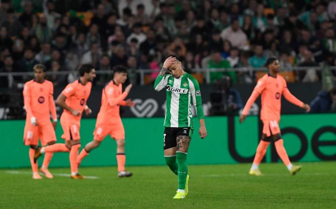 Antony, lamentando un gol del Barça (Foto: Kiko Hurtado).