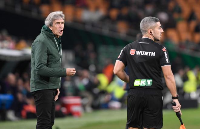 Manuel Pellegrini, ante el Barça (Foto: Kiko Hurtado).