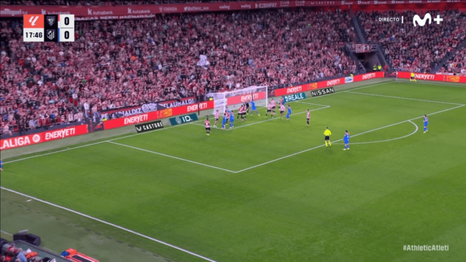 La acción entre Pubill y Unai Simón en el gol anulado a Pablo Barrios.