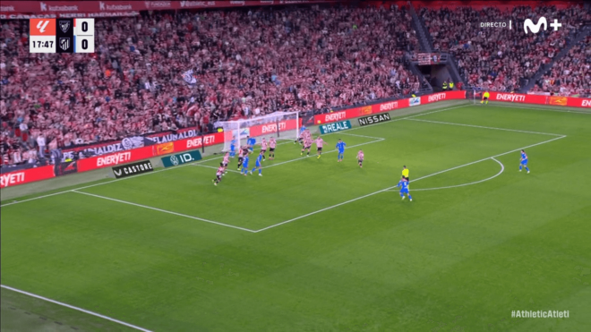 La acción entre Pubill y Unai Simón en el gol anulado a Pablo Barrios.