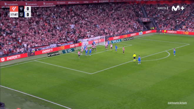 La acción entre Pubill y Unai Simón en el gol anulado a Pablo Barrios.