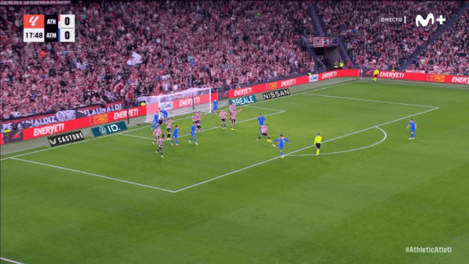 La acción entre Pubill y Unai Simón en el gol anulado a Pablo Barrios.