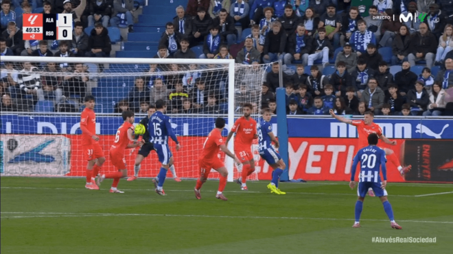 La mano de Aritz Elustondo en el Alavés-Real Sociedad.