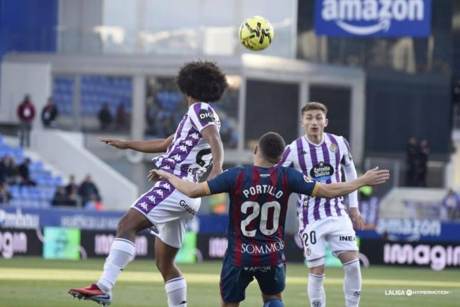 Peter Federico, ante el Huesca en el Alcoraz.