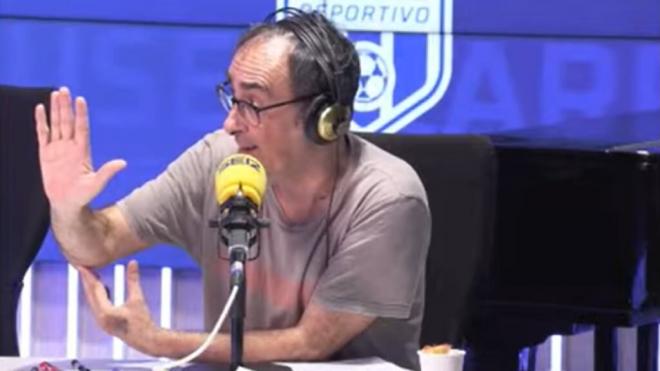 Iturralde González, explicando el penalti de Marc Bartra.