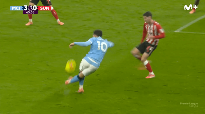 Rayan Cherki asiste de rabona en el Manchester City-Sunderland.