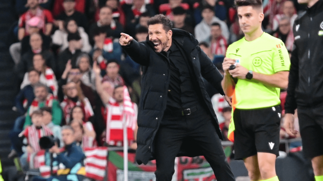 Simeone da indicaciones en el Athletic-Atlético (Foto: LaLiga).