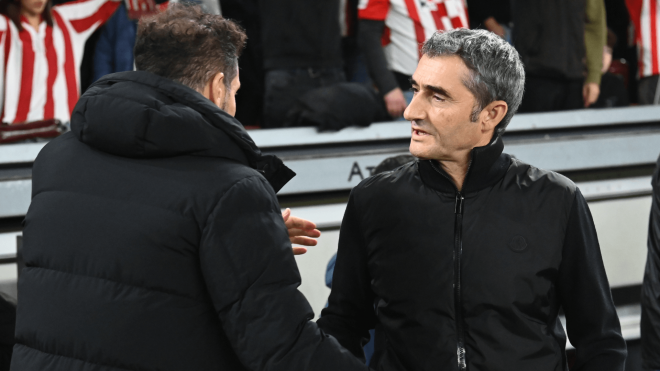 Simeone y Valverde se saludan antes del Athletic-Atlético (Foto: LaLiga).