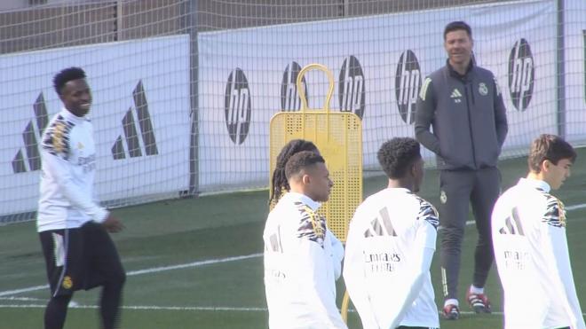 El buen rollo de Vinicius y Xabi Alonso en el entrenamiento del Real Madrid.