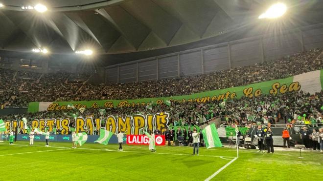El tifo del Betis contra el Barcelona, en honor a la Inmaculada Concepción (Foto: Kiko Hurtado)
