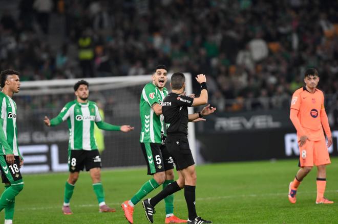 Marc Bartra, reclamando una decisión del árbitro (Foto: Kiko Hurtado)