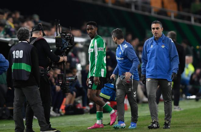 Junior Firpo terminó lesionado contra el Barça (Foto: Kiko Hurtado)