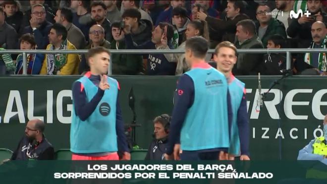 Los jugadores del Barcelona, sorprendidos por el penalti pitado al Betis.