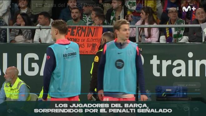 Los jugadores del Barcelona, sorprendidos por el penalti pitado al Betis.