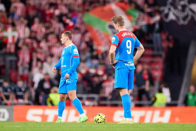 Griezmann y Sorloth, tras el gol del Athletic al Atlético (Foto: Europa Press).