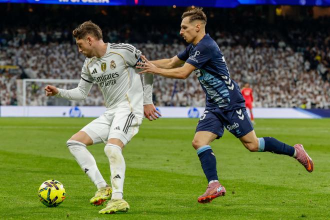 Bryan Zaragoza, ante Fede Valverde en el Madrid-Celta (Foto: EFE).