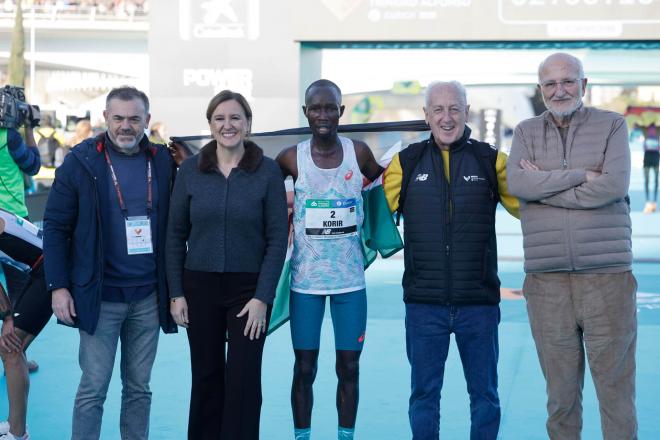 Catalá con el ganador del Maratón