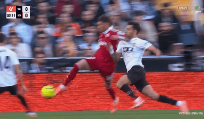 Codazo de Carmona sobre Hugo Duro