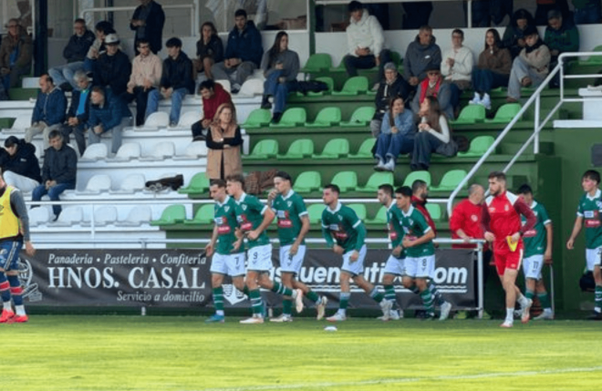 Los jugadores del Coruxo en O Vao (Foto: Coruxo CF).