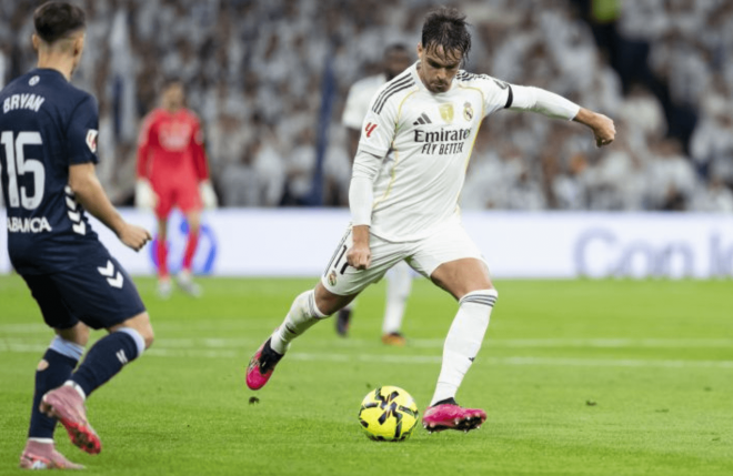 Raúl Asencio sacando un balón ante Bryan Zaragoza (Foto: LaLiga).